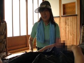 玄関先で宅配・集金のおばさんに誘惑されて　唾液手コキ濃厚フェラで抜いてくれた！4時間　サンプル画像02